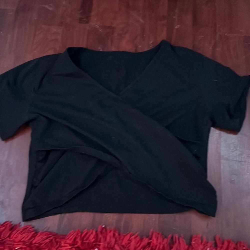 criss cross black cropped tee